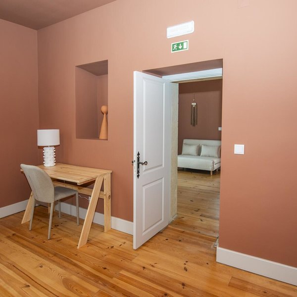 Suite com sala adjacente composto por cama de casal e sofá-cama para criança dos 4 aos 12 anos.