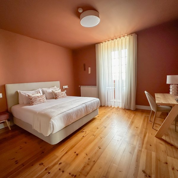 Imagem da suite com cama de casal