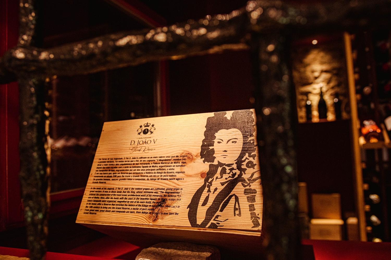 Garrafeira do restaurante, com enfoque na caixa da garrafa D.João V